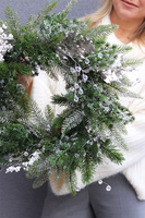 Winter Home, zimowy wianek z ostrokrzewem