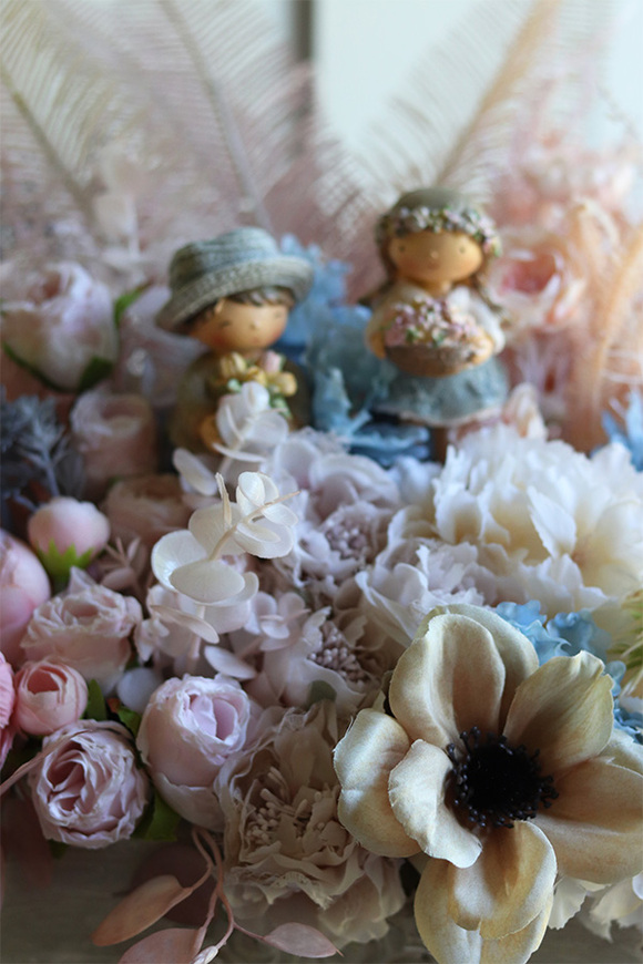 Dzieci z Kwiatami, kompozycja kwiatowa w szufladzie