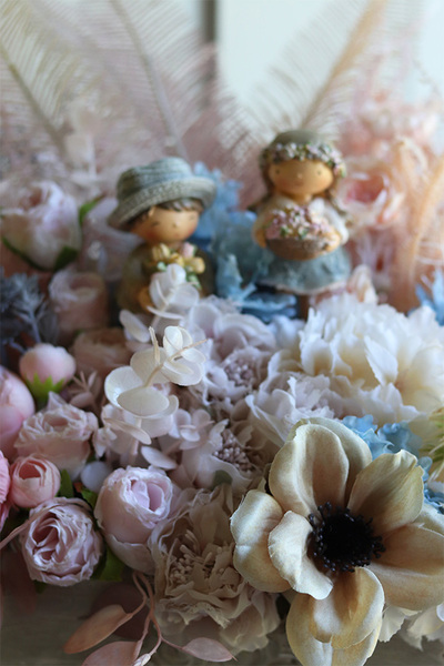 Dzieci z Kwiatami, kompozycja kwiatowa w szufladzie