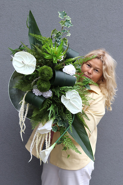 Elegantesa, nowoczesna kompozycja nagrobna w płaskiej misie, wym.46x100x55cm