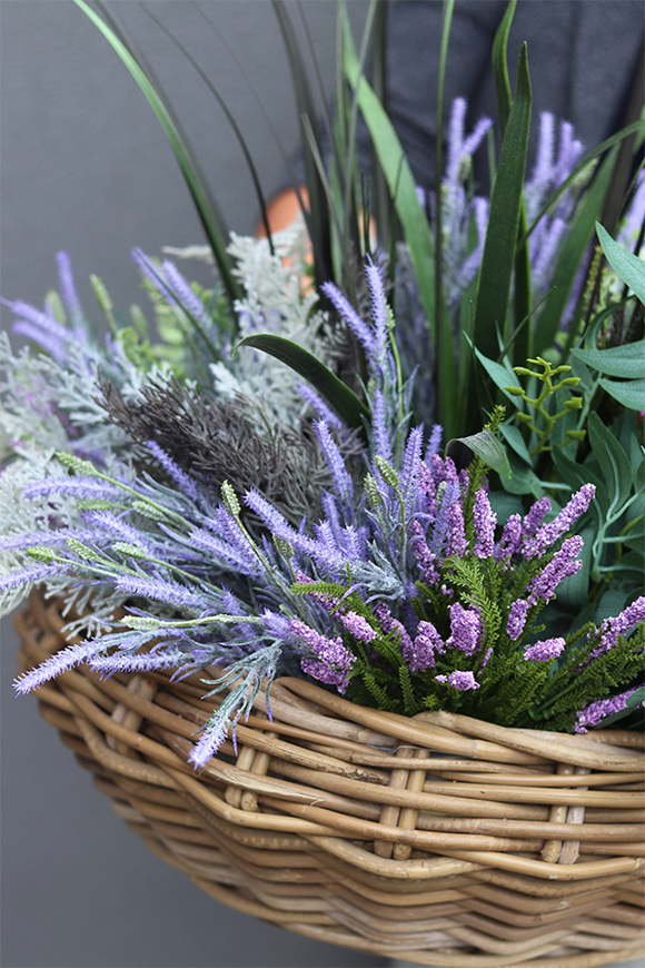 Fregata Rattania, kompozycja w koszu z wrzosami