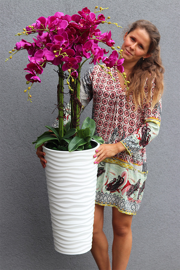 Gizelle Fuksja, wysoki sztuczny storczyk w białej donicy