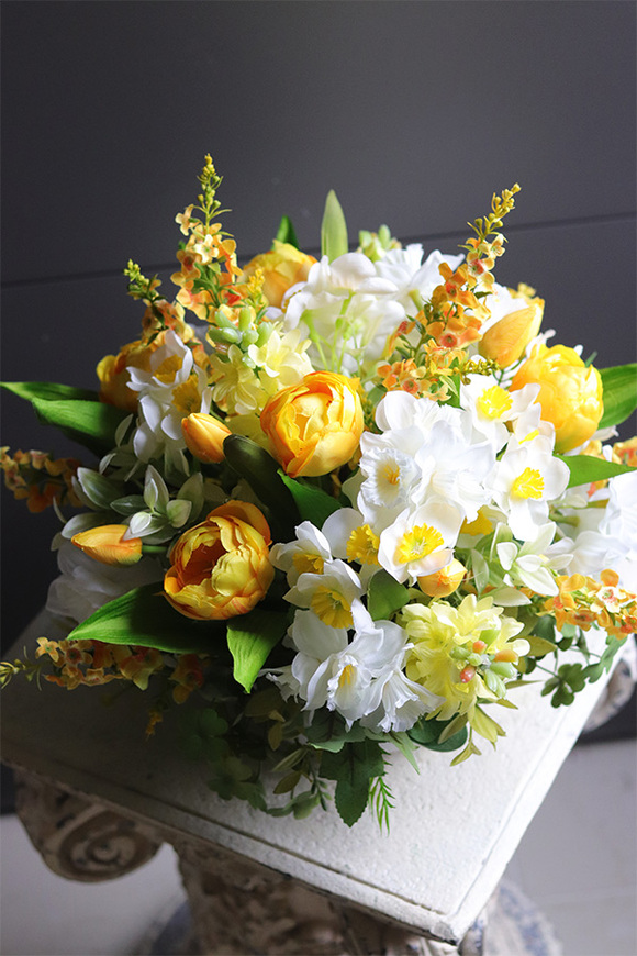 Amira White, dekoracja kwiatowa na stół Wielkanocny