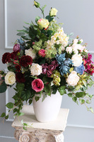 Bellatio, kompozycja kwiatowa w białym wazonie, wym.80x80cm