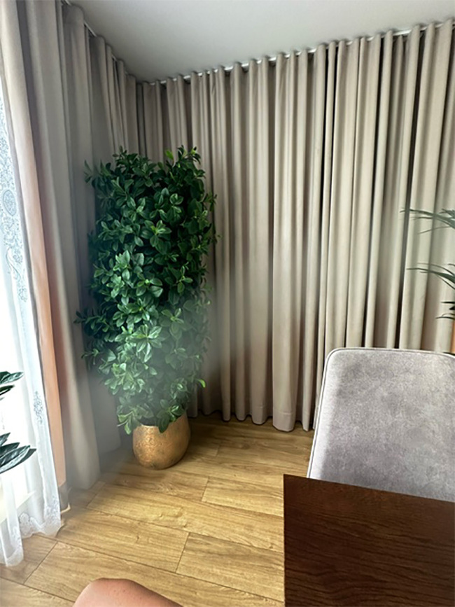 sztuczna roślina w donicy