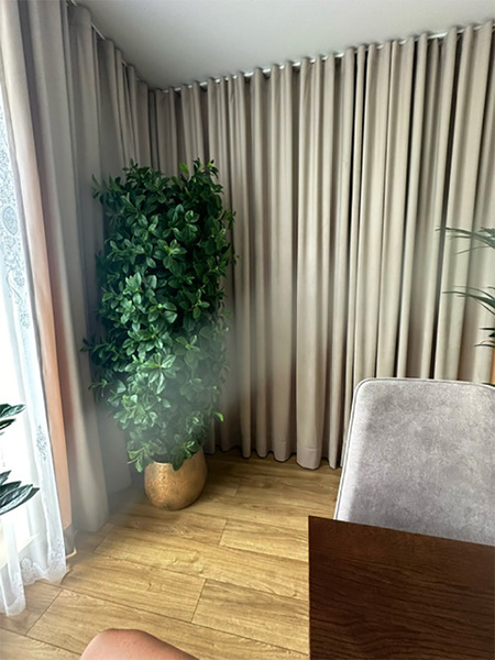 sztuczna roślina w donicy