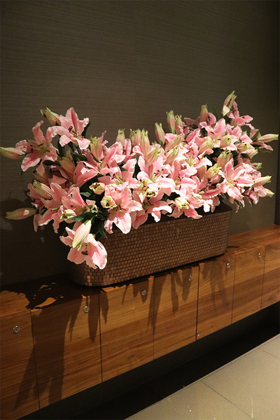 Liliowe Hilton Mozaiq, kompozycja kwiatowa w naczyniu