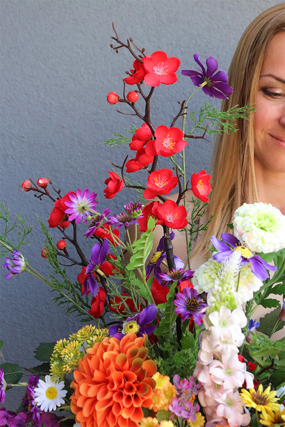 Summer Volcan, kwiaty w ciężkim naczyniu