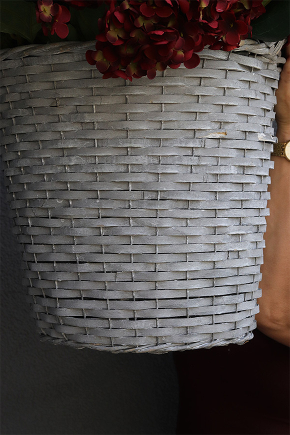 Bordorena, bordowe hortensje w plecionym koszu