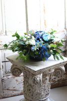 Naturiosa Cecile, niebieska kompozycja w szklanej misie, wym.20x50cm