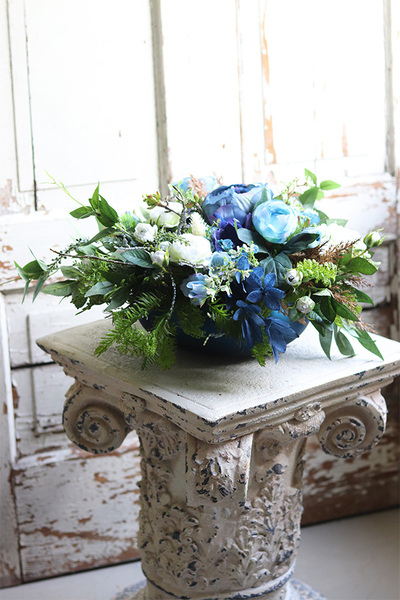 Naturiosa Cecile, niebieska kompozycja w szklanej misie, wym.20x50cm