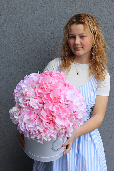 Romantica, flowerbox z różowymi hortensjami