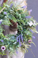 Ogród Ziołowy, zielony wianek dekoracyjny z lawendą