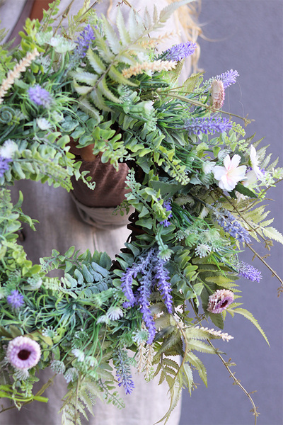 Ogród Ziołowy, zielony wianek dekoracyjny z lawendą