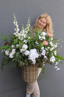 Czekoladowo Bahama, kompozycja z kwiatami w koszu,