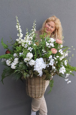 OD RĘKI Czekoladowo Bahama, kompozycja nagrobna z kwiatami w koszu, wym.96x83cm