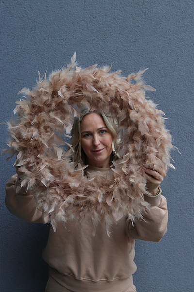 Fluffy Spring, wielkanocny wianek z piórami, beżowy śr.50cm