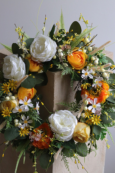 Goldenira, żółty wianek na drzwi z kwiatami