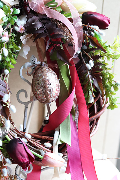 Blink Egg, wiosenny wianek z tulipanami