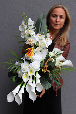 Leokadia, bukiet nagrobny we wkładzie z kalią i orchideą, dł.73cm