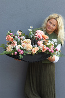 Ulena, kompozycja kwiatowa w drewnianym koszu