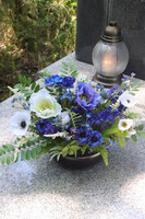 Bluetta, kompozycja nagrobna w misie