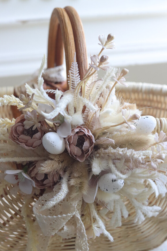 Bazaar, dekorowany koszyczek wielkanocny