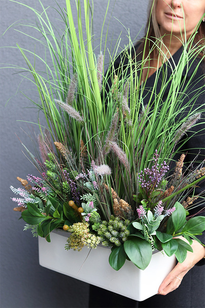  Korelia Felano, kompozycja z trawami w białej donicy