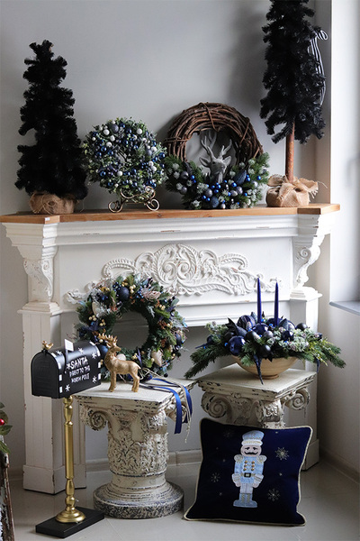 Granatowa Zima Blue, świąteczny wianek z bombkami