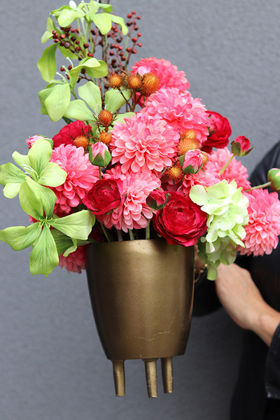 Dekameron, kompozycja kwiatowa w donicy na nóżkach, wym.70x40x28cm