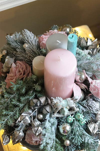 Pink Winter, stroik ze świecami na talerzu