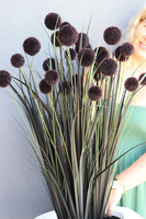 Black Mars Fiberglass, sztuczna czarna trawa w białej donicy