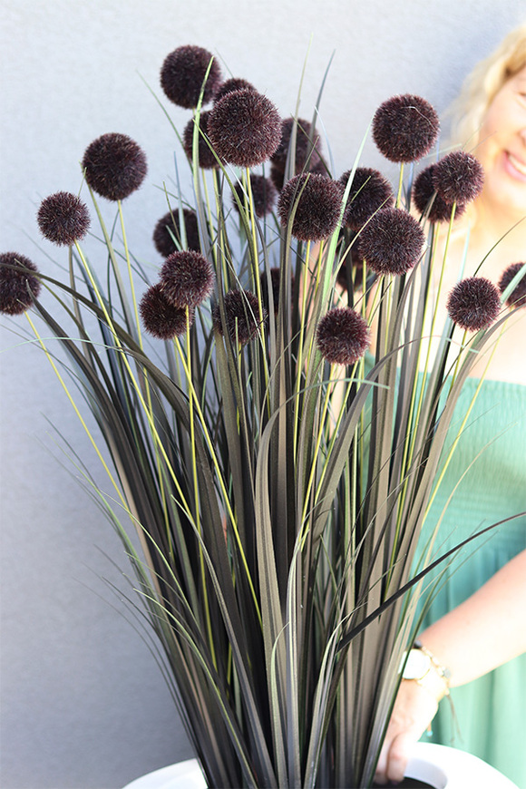 Black Mars Fiberglass, sztuczna czarna trawa w białej donicy