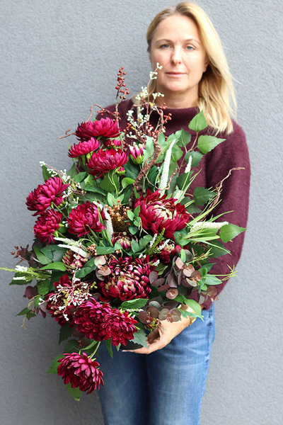 Burgunde, bukiet nagrobny we wkładzie do wazonu, dł.55cm