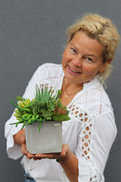 Green Celita B, zielona kompozycja w betonowej donicy