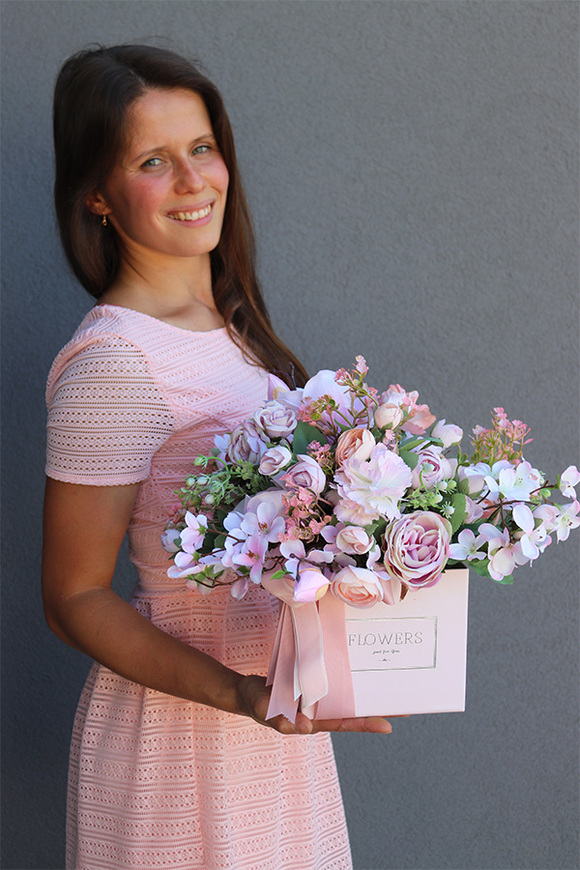 Delicja Wiosenna, flowerbox w kwadratowym pudełku, wys.33cm