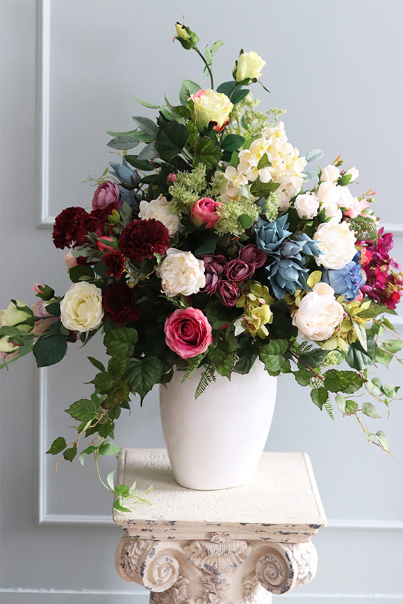 Bellatio, kompozycja kwiatowa w białym wazonie, wym.80x80cm