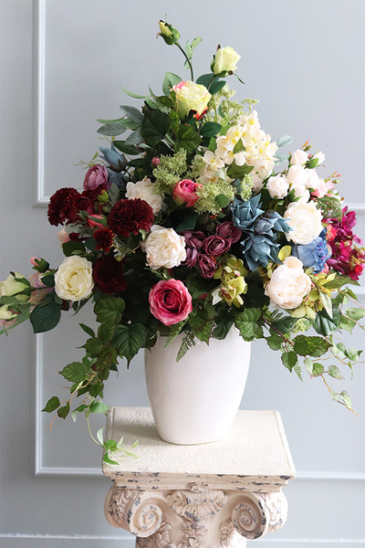 Bellatio, kompozycja kwiatowa w białym wazonie, wym.80x80cm