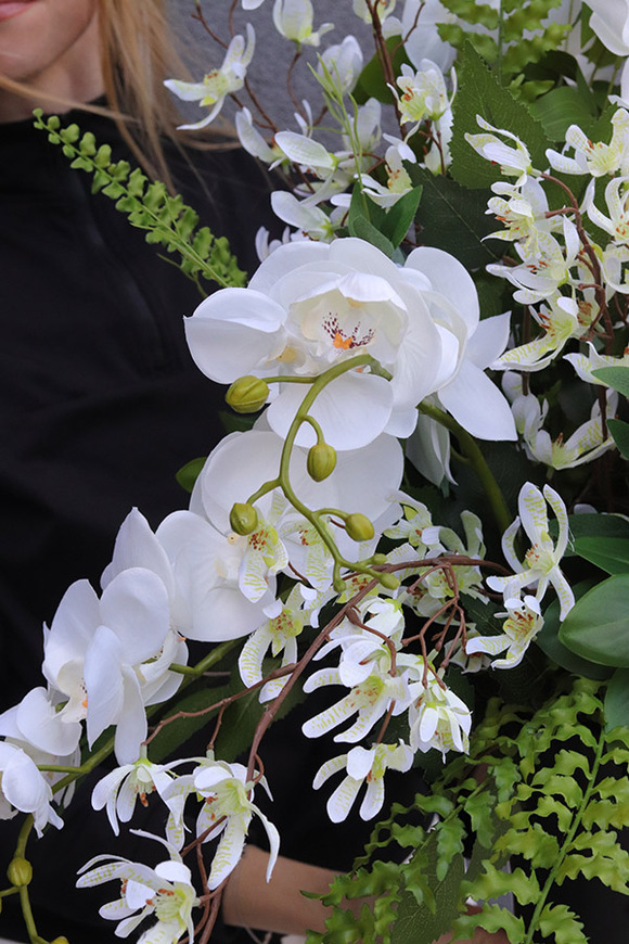 Orchid Monarch, nowoczesny bukiet nagrobny we wkładzie