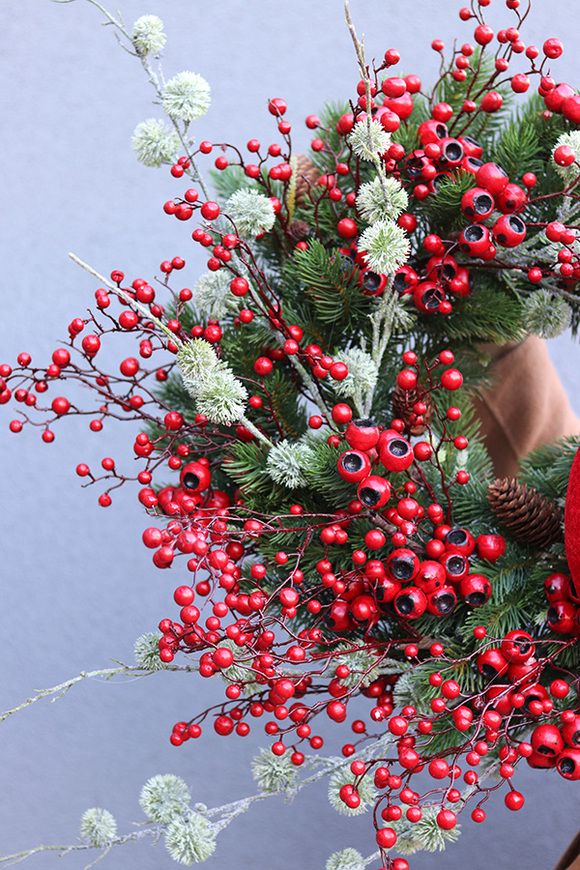 Świąteczna Gracja, zimowy wianek z kokardą