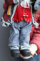 duża figurka / miękki stojący Mikołaj Skandi z nartami