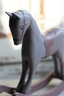 OD RĘKI Konik na Biegunach Violet, figurka dekoracyjna, drewniana, wym.22.5x26.5cm