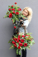 Red Angelo Garden, kompozycja nagrobna w złotym lampionie