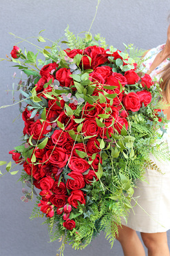 Luiza Aggio Red, wiązanka nagrobna z różami, dł.80cm 