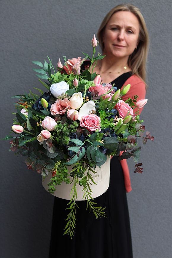 Celinna Genotte, flowerbox z tulipanami