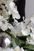 Dekoria Crystal 2, kompozycja kwiatowa w srebrnym naczyniu