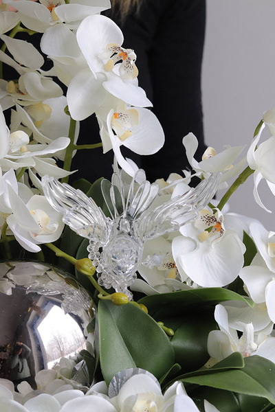 Dekoria Crystal 2, kompozycja kwiatowa w srebrnym naczyniu