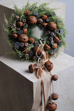OD RĘKI Scandi Bells, świąteczny wianek na drzwi, śr.36cm