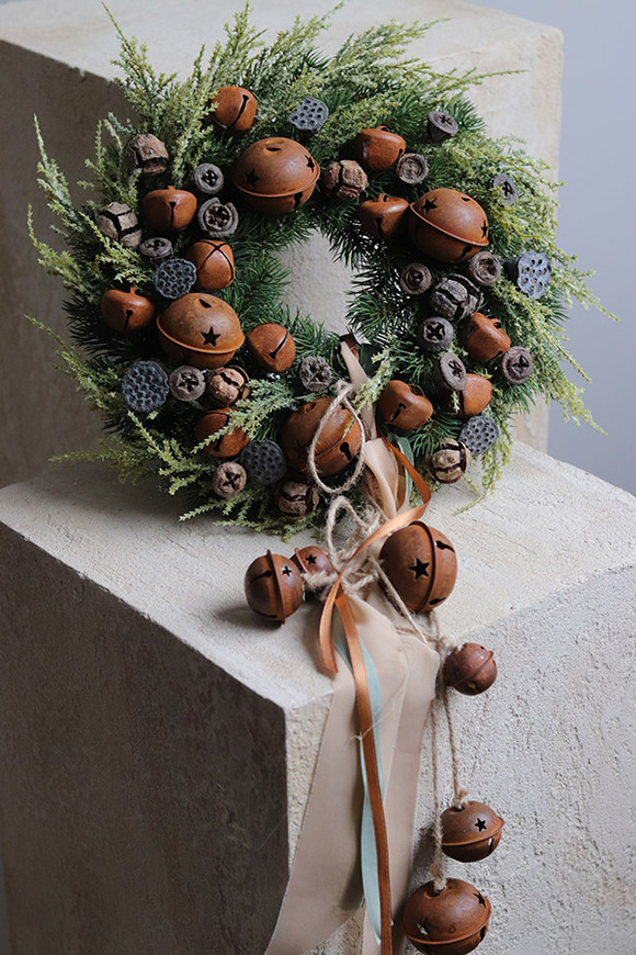 Scandi Bells, świąteczny wianek na drzwi