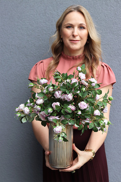 Różana Aleja, kompozycja kwiatowa w wazonie, wys.48cm 